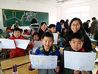 與當地小學生在紙上構建夢想世界（四川大學冬季交流活動參加者提供）